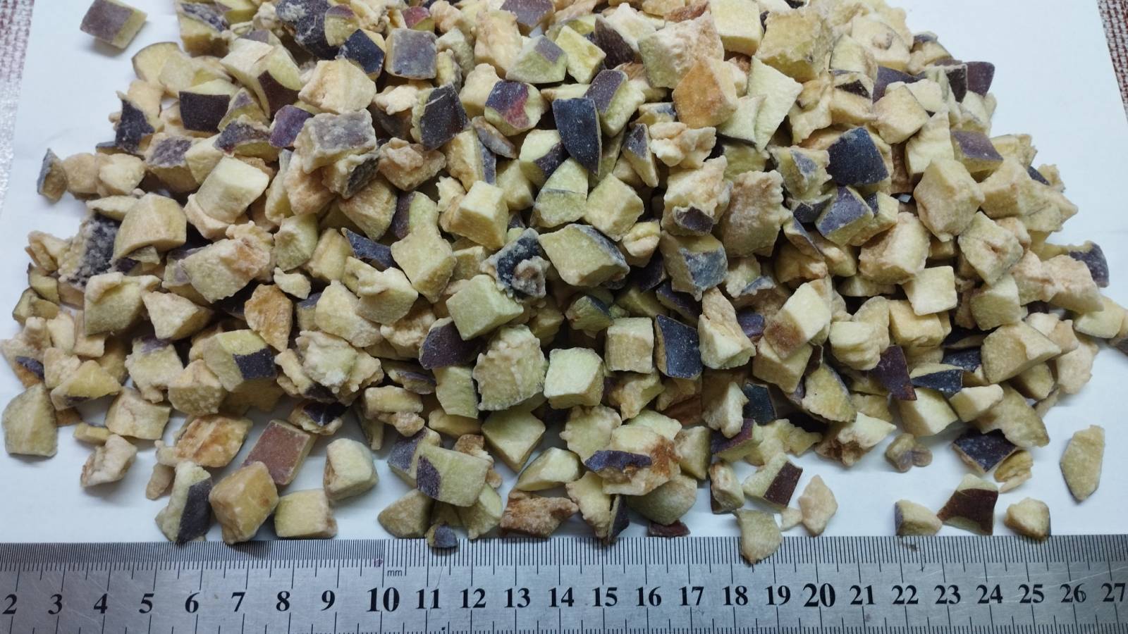 Plums in cubes or halves quick-frozen (IQF), in boxes of 10 kg