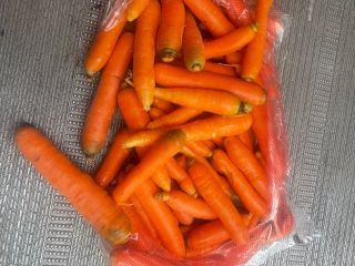 Hello, I will sell young carrots in plastic bags