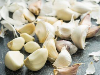 Premium garlic for sale. Size 35-55 mm. Packaging: 5