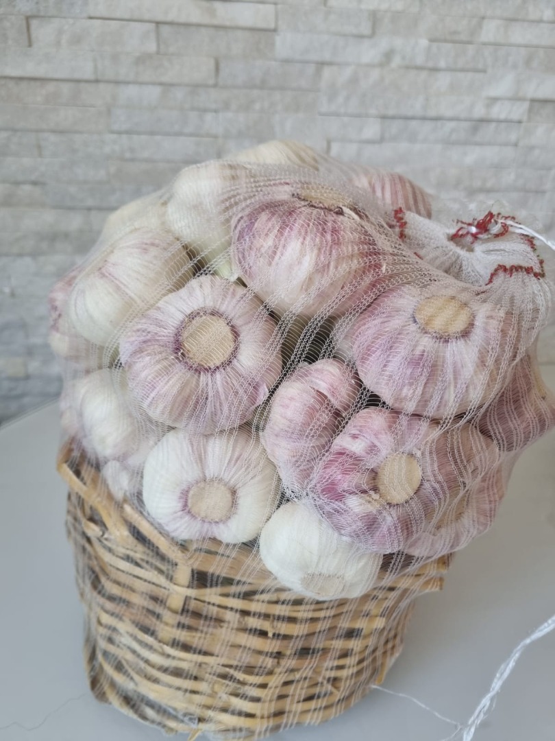 I will sell Egyptian garlic with 20 cm haulm in a 20 kg bag, caliber 6+, baskets 5 kg thick and finer cages 10 kg, caliber 5 also available