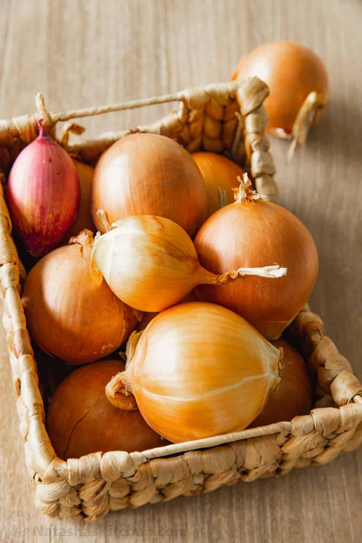 100% YELLOW FRESH ONION - HIGH QUALITY Fresh yello and red onion + Size:65-70 mm, 70-80 mm, 80-90 mm ,90 mm and more + Color: red, yellow and white + Moisture: