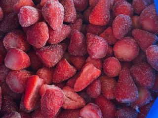 Frozen Strawberries CLASS EXTRA o Shiny appearance typical of