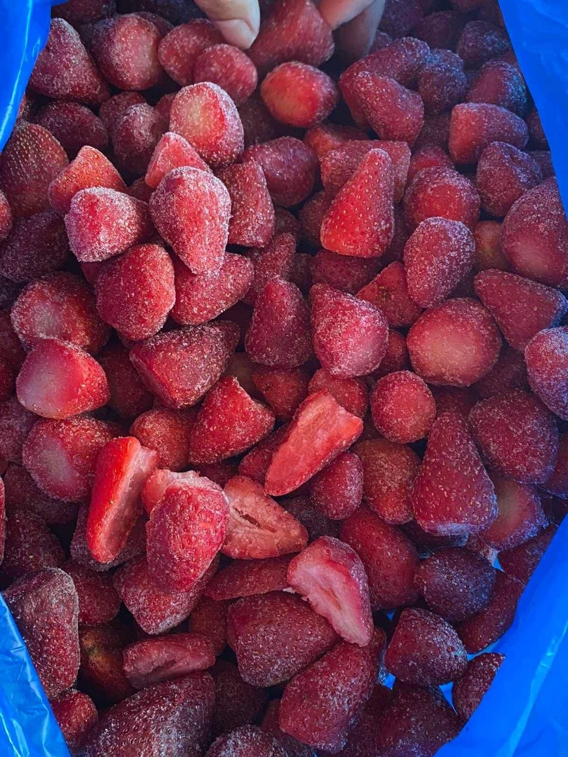 Frozen Strawberries CLASS EXTRA o Shiny appearance typical of the variety o Free from soil o No or very slight defects PACKING AND PACKAGING o Packing: mixed
