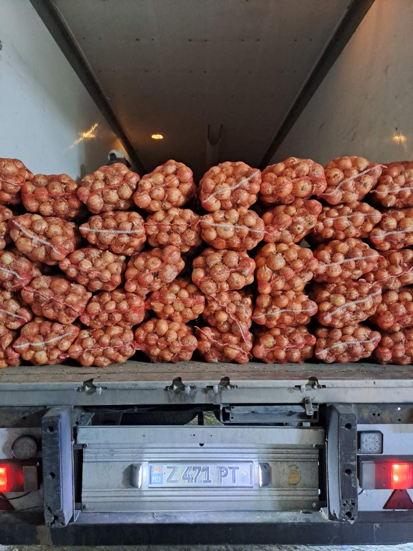 I am selling 300 tons of onions caliber 5+