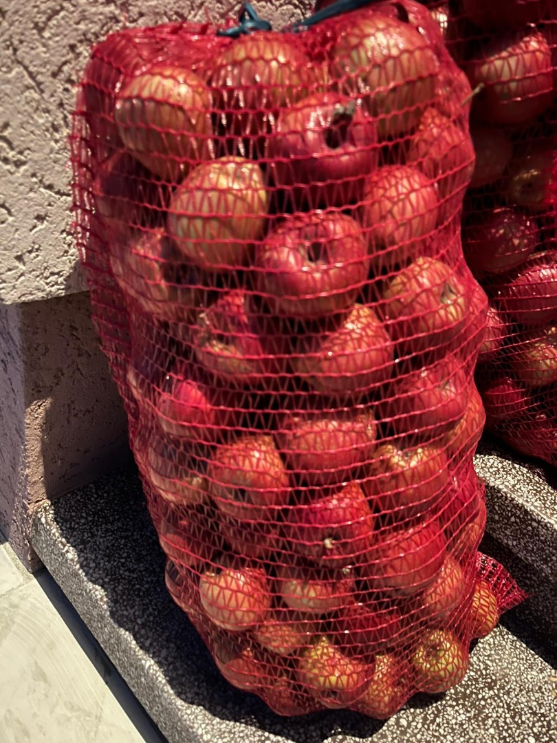 2 tons of Gloster and Starkinson apples packed in 15 kg bags each