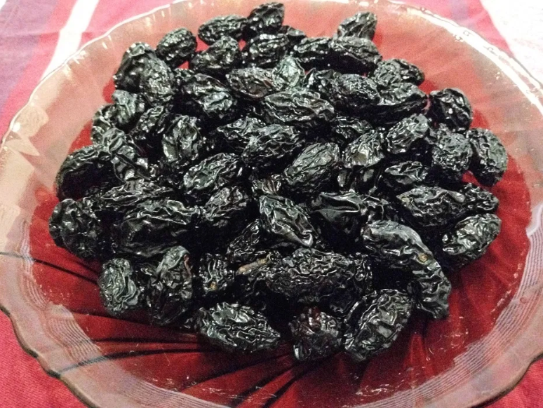 Prunes with and without stone