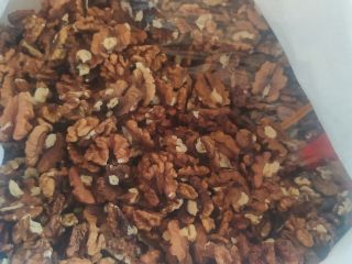 Nuts in shell and walnut kernel.