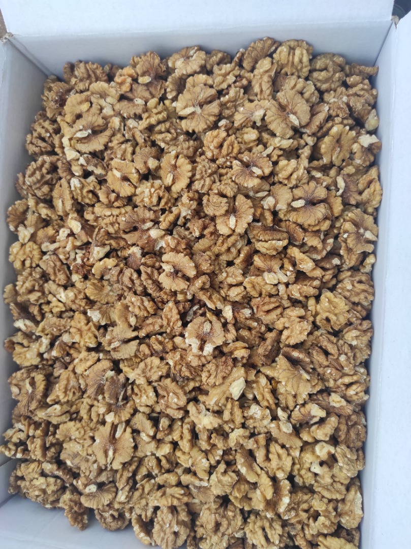 I will sell 1000-2000 kg of shelled walnuts - mix 40-50%, packed 10 kg in a carton or in a 30 kg bag