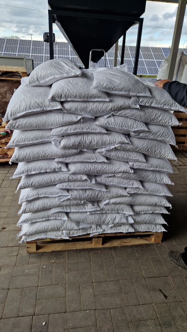 Beans available all season, 100/130 -100 grams Packed 1000 kg 25 and 10 kg Or bundles 0.5 1 kg Whatsaap +48