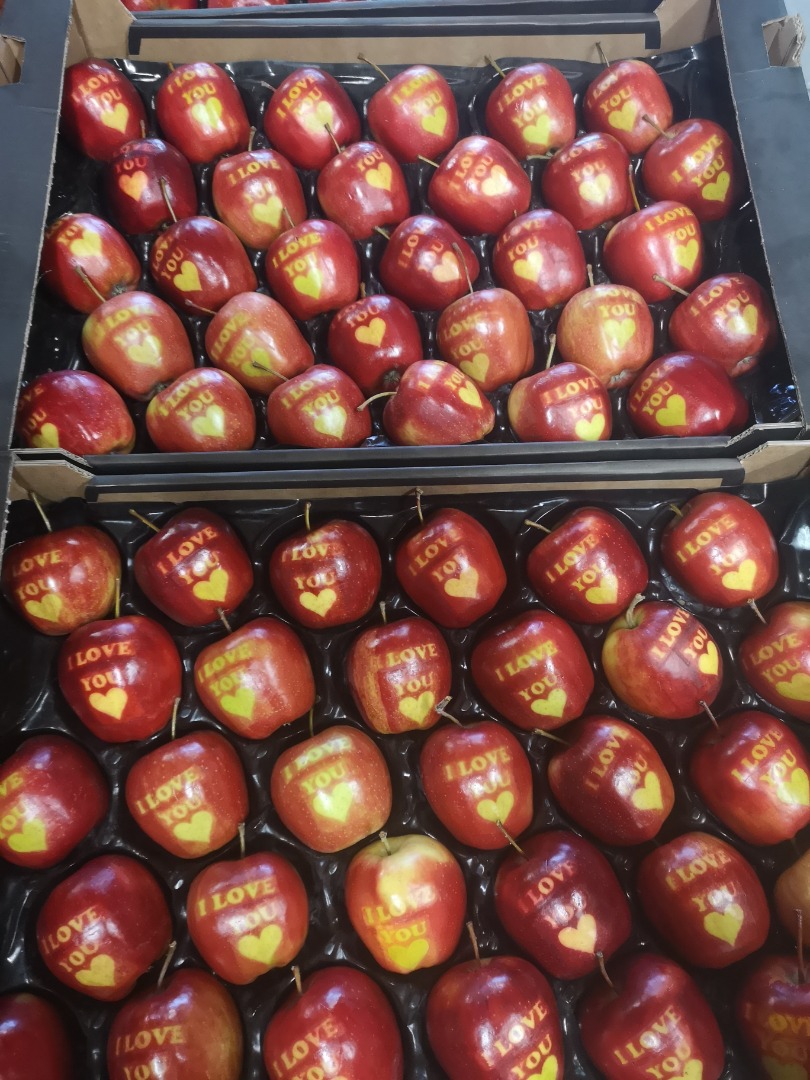 I will sell apples with the inscriptions I LOVE YOU on the red jonaprince and rubinstar varieties