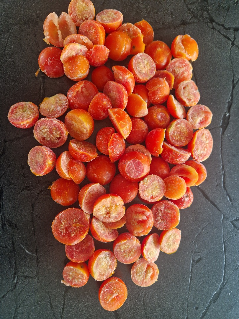 I will sell Frozen Cherry tomatoes 20tons Packed in a 10kg box Expiration date 09/2025