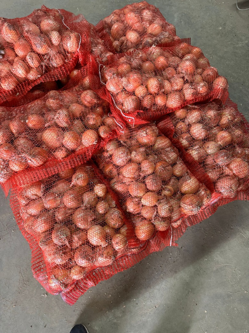 White onion, packaging: vegetable nets on pallets - 10.20.25 kg; big bag - 800 kg; For more information, please contact us at: [email address]