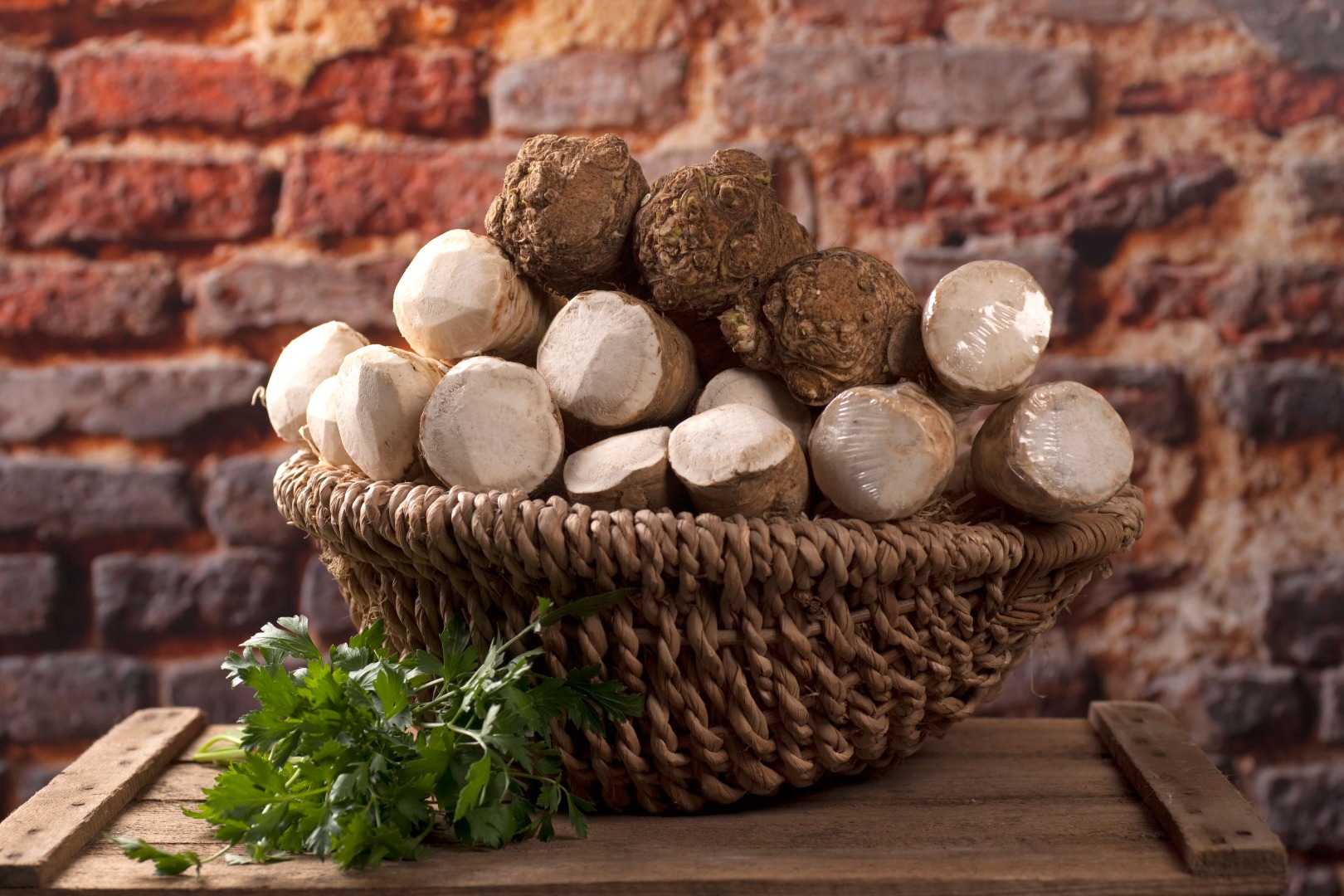 We want to buy european fresh and helthy horseradish roots