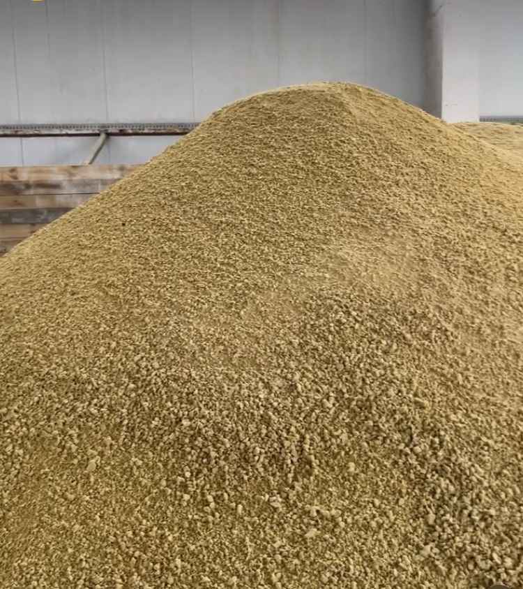 The soybean processing plant offers unrefined feed-grade soybean oil and high-quality soybean cake produced in Ukraine