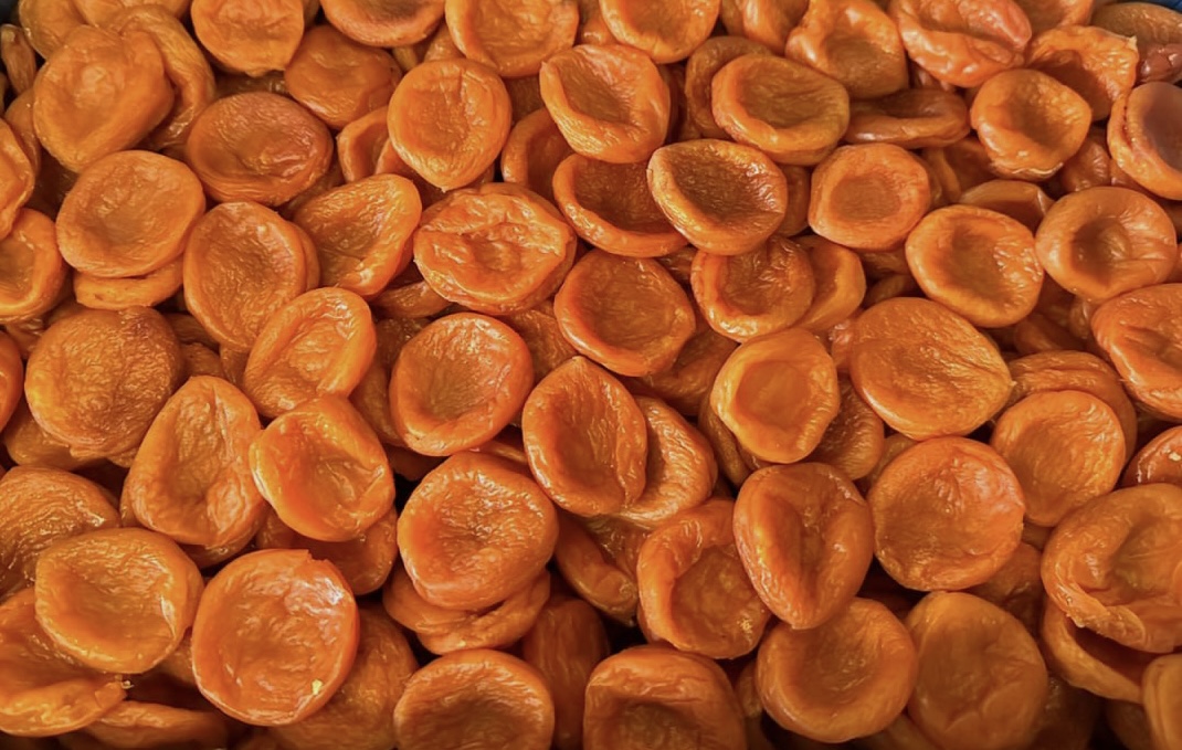 Dalinuts company sells raisins, apricots, hazelnuts, roasted salted pistachios, and baked chickpeas