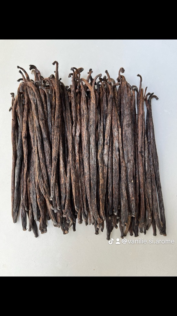 We sell fresh and A quality of vanilla pods from Madagascar ,22-25 cm,we also can provide premium pasta of vanilla