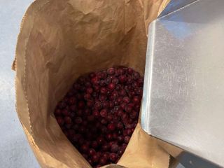 I will sell frozen cherries with stones. Cherry packed