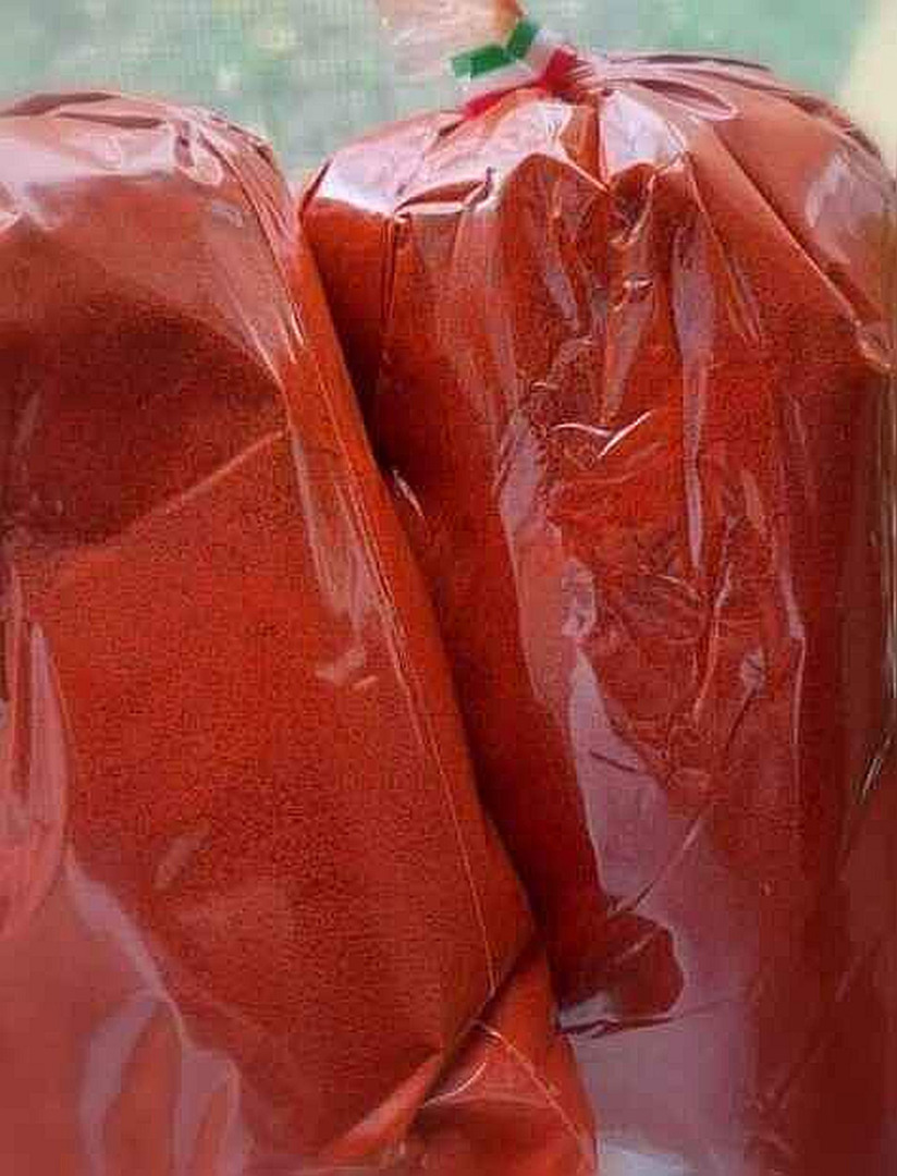 For sale is the home-grown, this year's ground Kalocsa delicacy spice paprika shown in the pictures at a price of 4800 HUF / kg