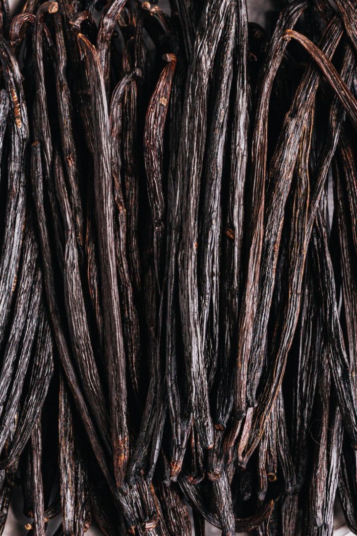 Our premium Madagascar vanilla beans are the epitome of quality and flavor, sourced directly from the lush fields of Analamanga
