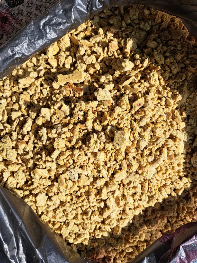 We sell soybean cake and non refined oil,origin UA.We can deliver to each place of Europe