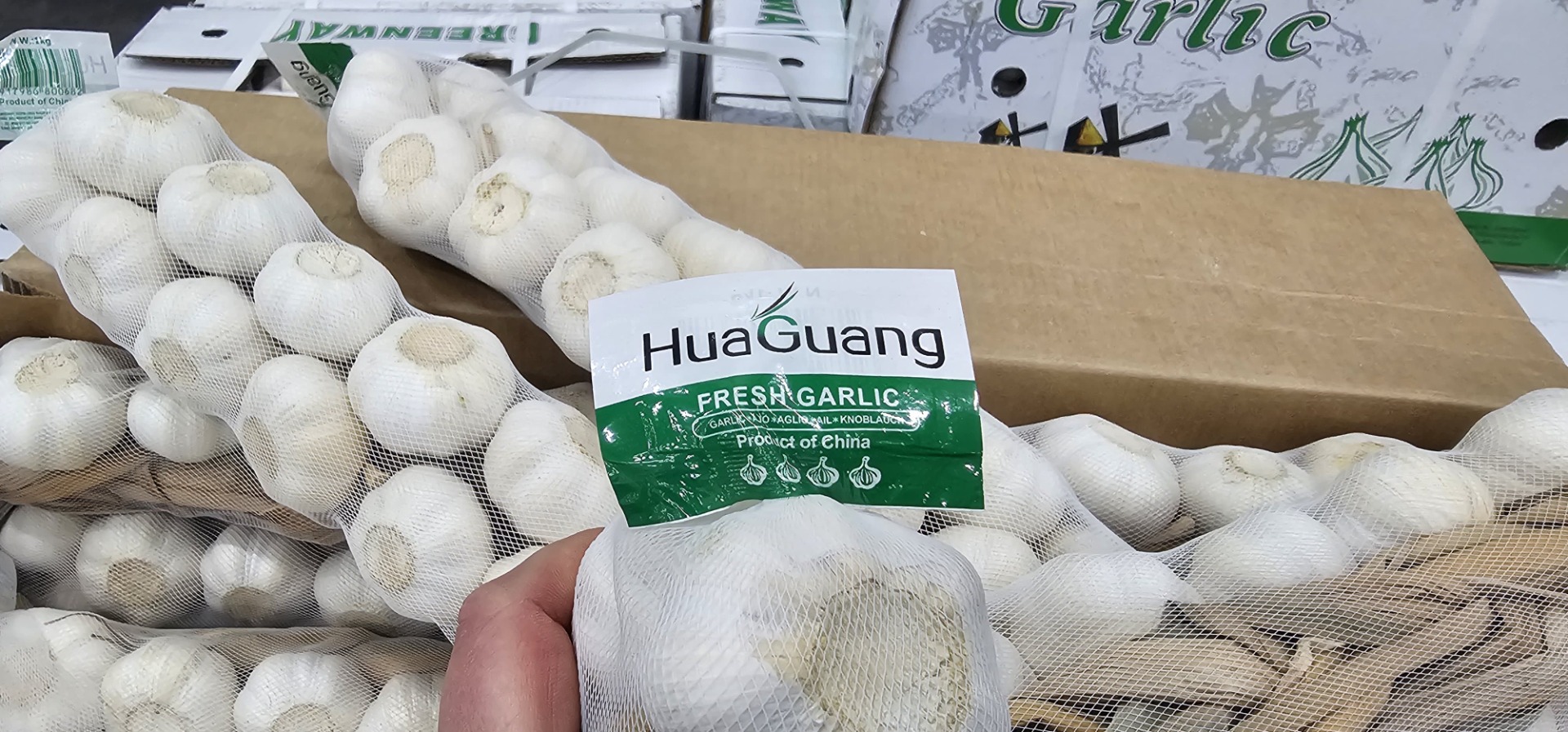 I have large quantities of dry Chinese garlic, available in various packaging options: 20 x 500 g 40 x 250 g 10 kg loose Braid 10 x 1 kg Peeled 10 x 1 kg I am