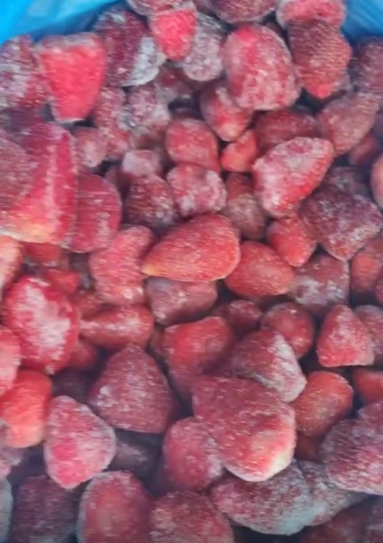 I will sell frozen strawberries from Egypt 10 Kg box Grade A large quantity