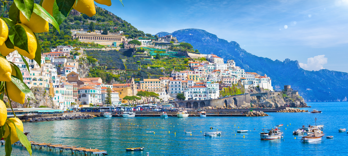 Royal Lemons is a small farm founded on the traditional cultivation of Amalfi Coast Lemons on terraces on chestnut pergolas, thanks to the wonderful coastal