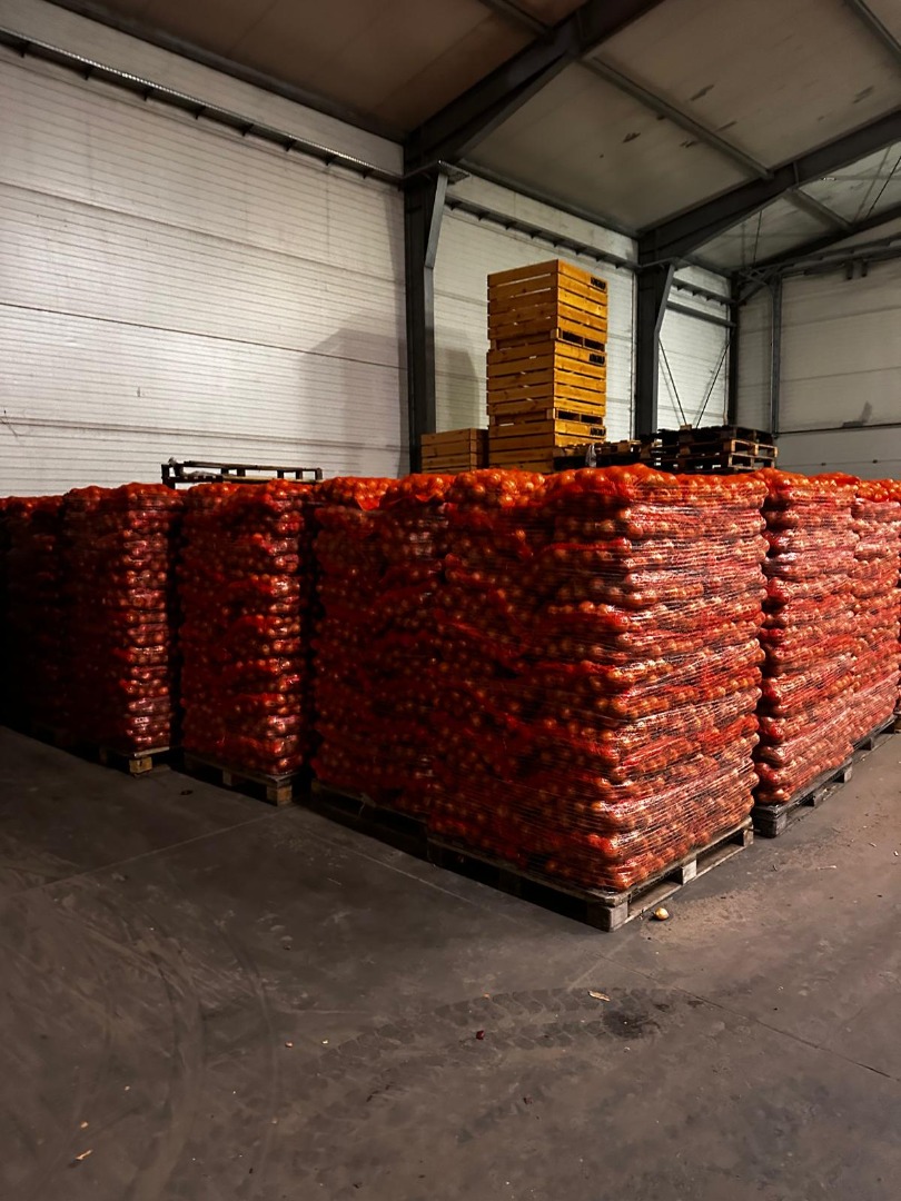 I will sell yellow onions, 15 kg bags, caliber 50-70