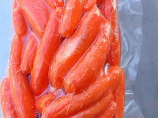 Peeled carrots, vacuum-packed. Email: . Agromar Pleszew.