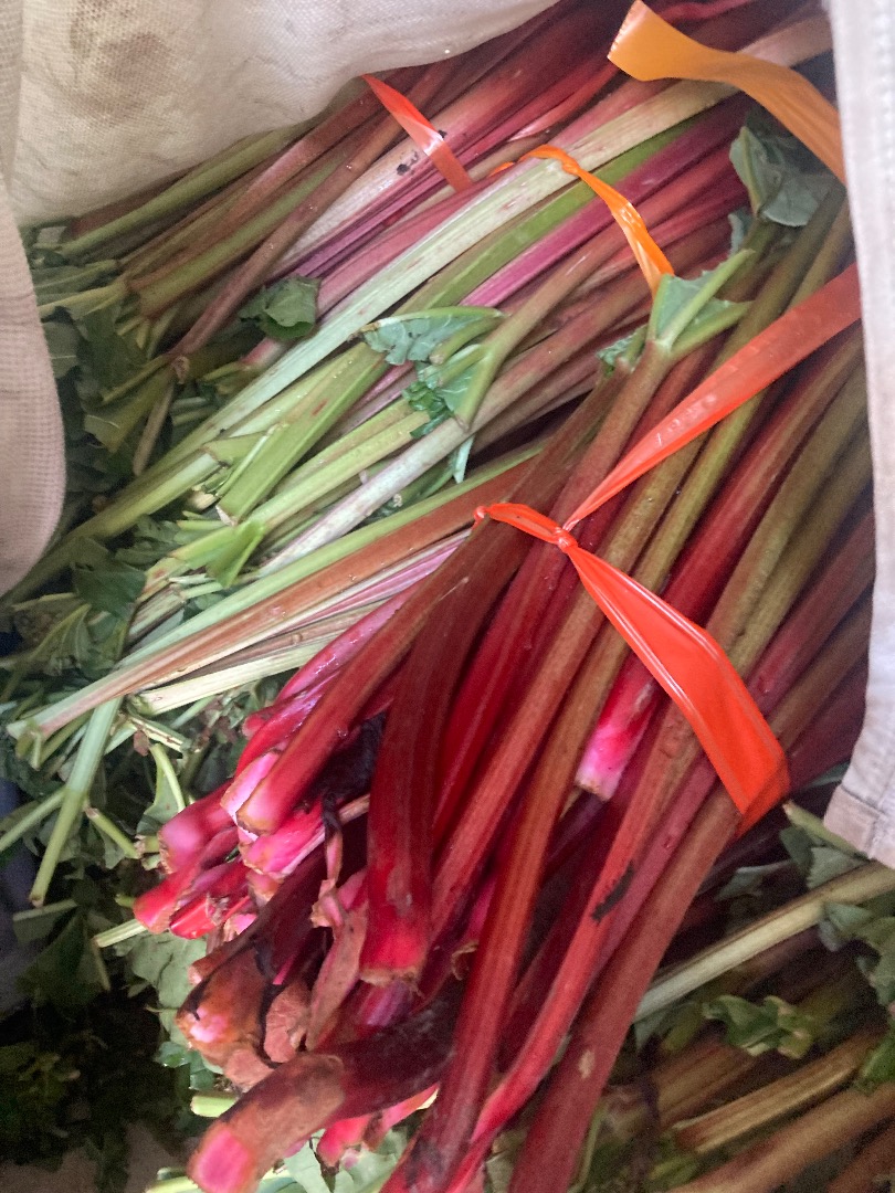 Hello, I am selling raspberry rhubarb, quantities to be agreed, I can prepare up to a ton per day, packed according to order