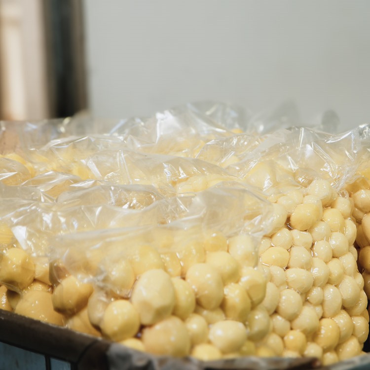 We offer fresh, top-quality vegetables, peeled and vacuum-packed, ready for use in the kitchen