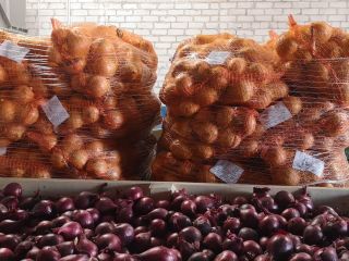 We offer a wide selection of onions: yellow, red,