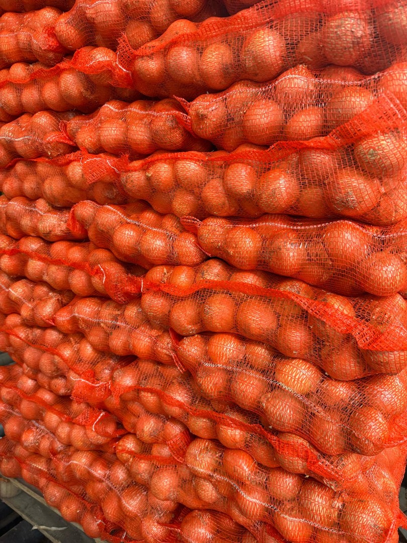 We sell yellow onions, sorted, 50/70 caliber