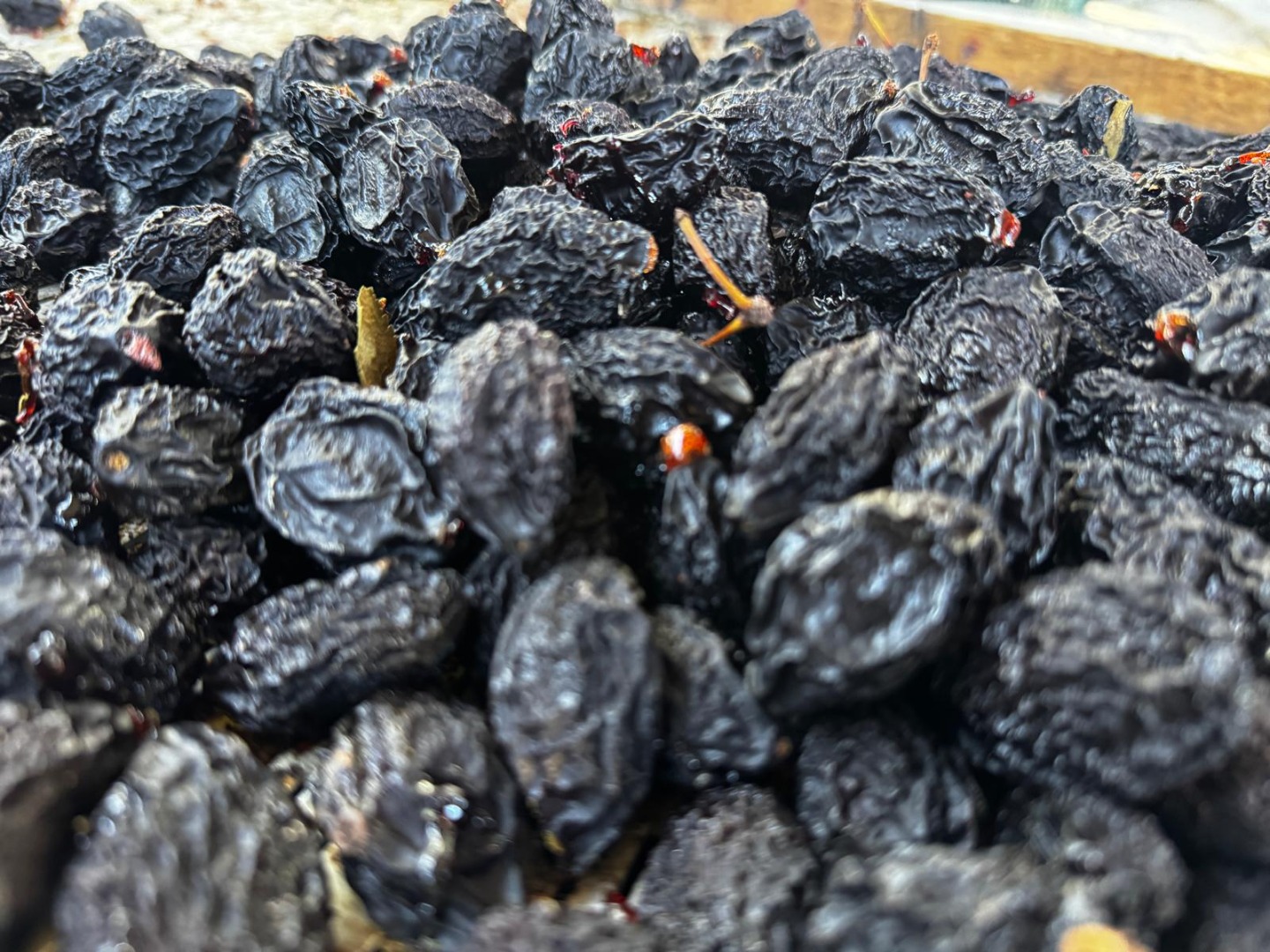 Pitted prunes – uncalibrated (Moldova, variety Stanley) Origin: Moldova Variety: Stanley Packaging: 30 kg bags Type: Uncalibrated, with pit Quality: Naturally