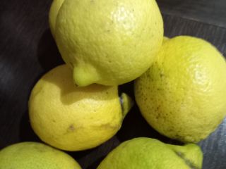 Untreated lemons