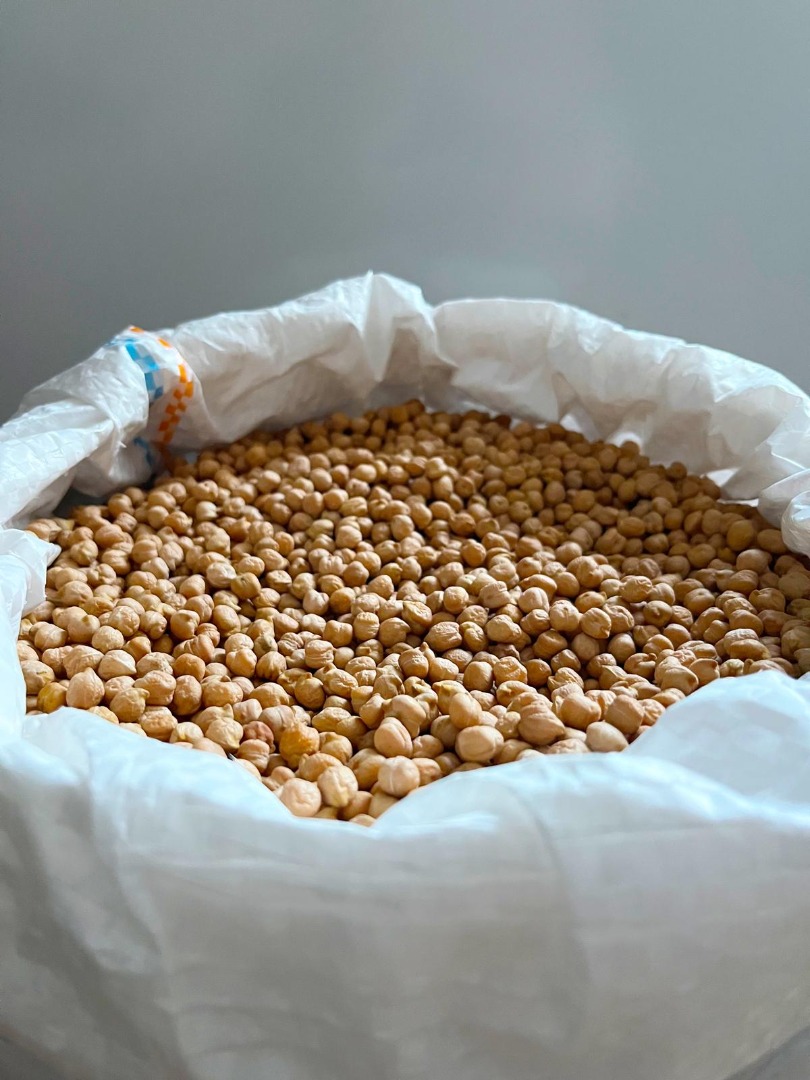 We offer Argentine chickpeas in Sortex quality with a 7 mm size