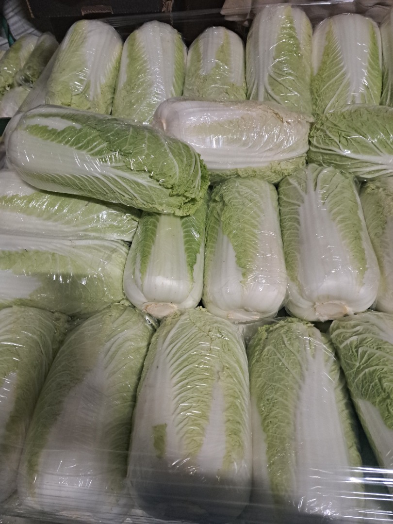 Hello, I'm selling Chinese cabbage, 0.8-1.8kg in size and 0.3-0.6kg in small sizes