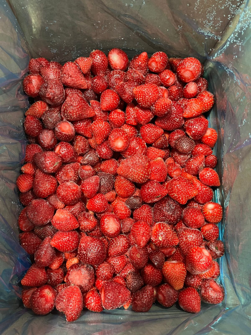 Frozen strawberry of Serbian origin, Viktoria variety, quantity available: 80 tons, pesticide-free product, invoice from a Polish company