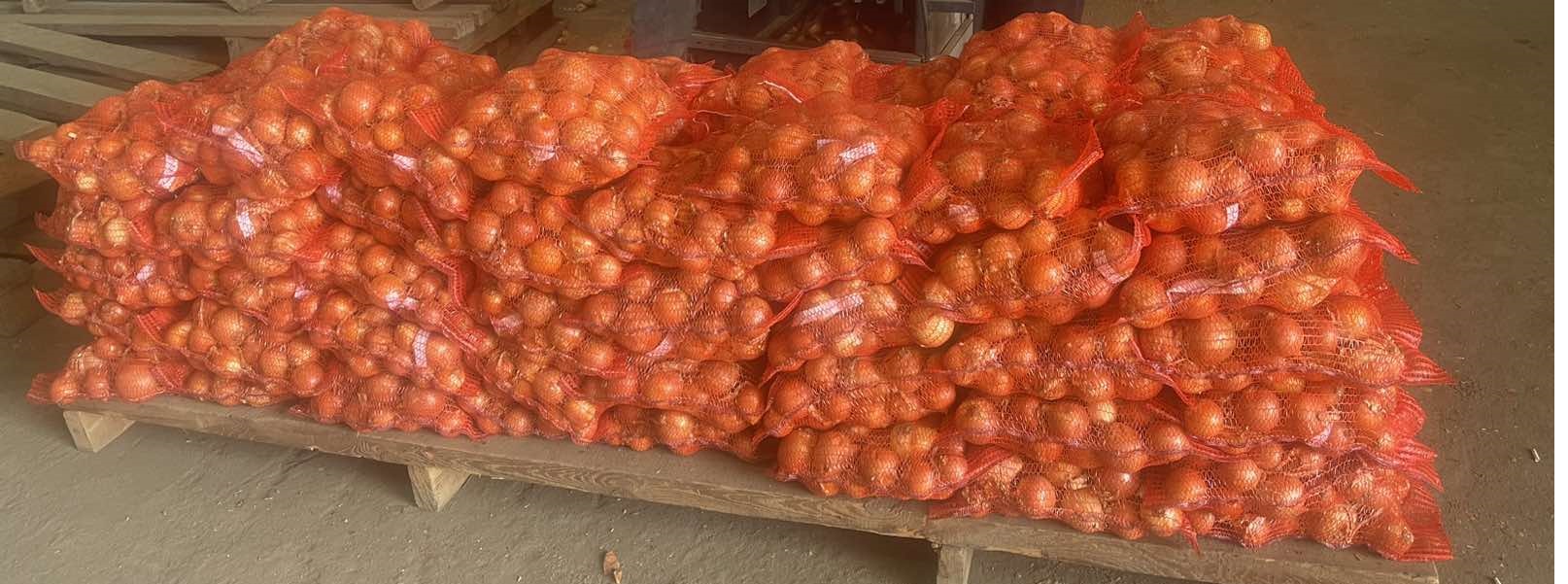 Selling yellow onions directly from the manufacturer