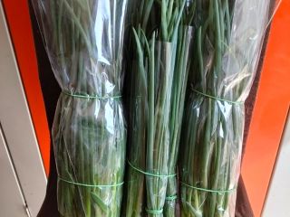 Hello. I'm selling freshly picked chives, made to order,