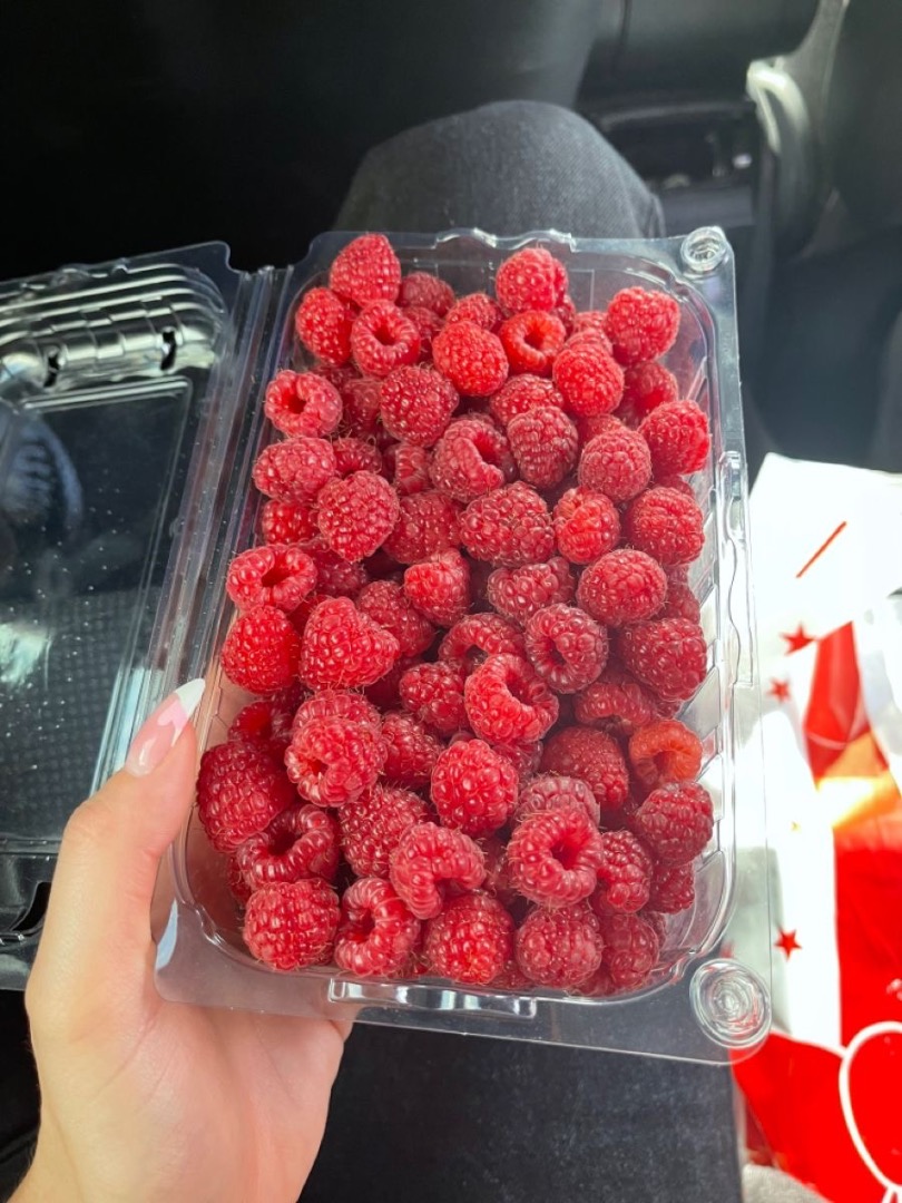 I sell quality raspberries, both for fresh and frozen consumption, for details contact