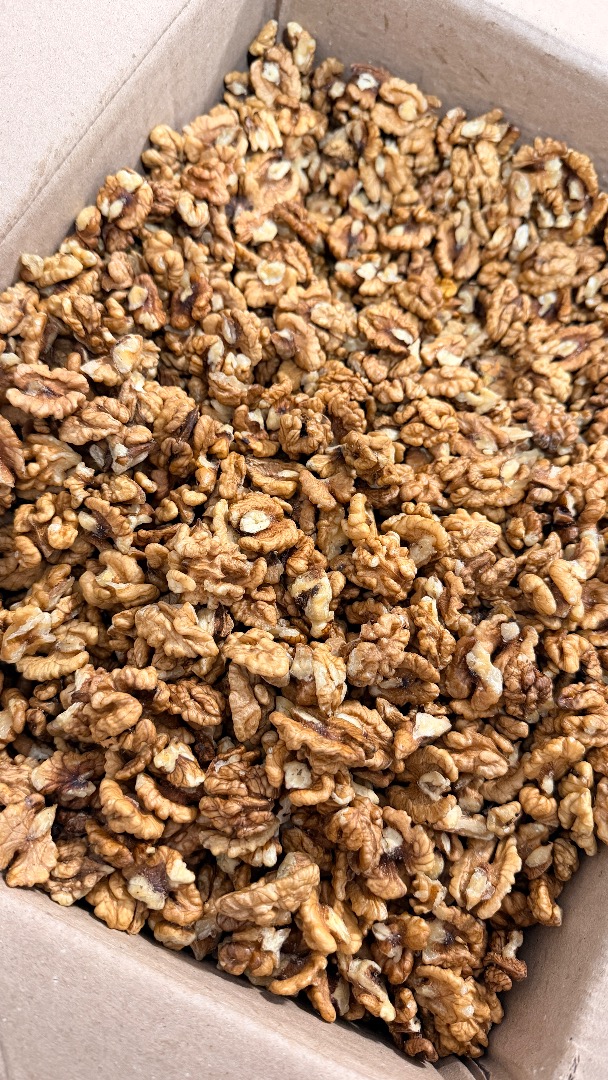 WALNUT KERNEL – VERY GOOD QUALITY, AVAILABLE WHOLESALE We sell carefully selected walnut kernels, suitable for both consumption and for confectioneries