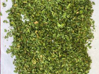 Dried wild garlic, originating from Poland. Packaged in 10