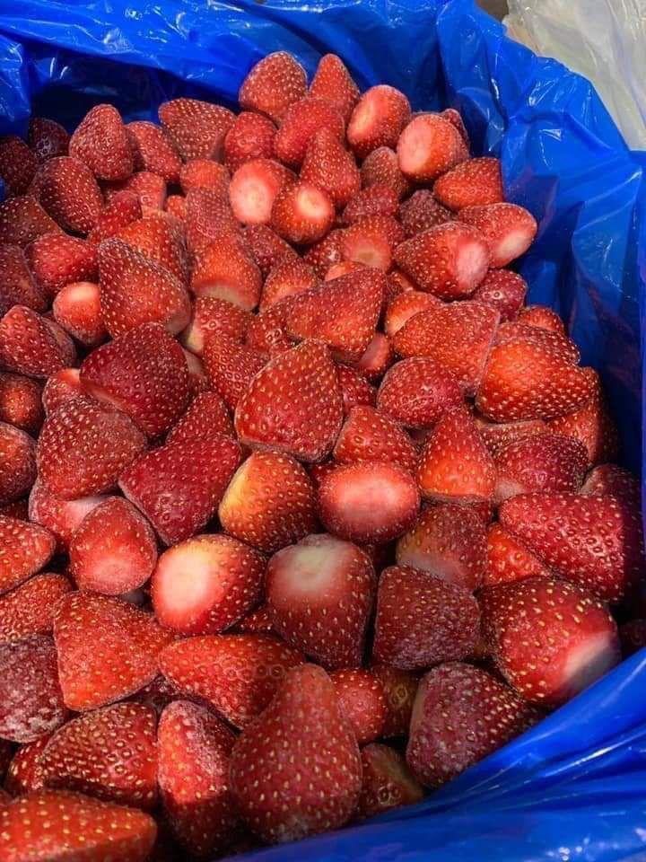 We offer: Frozen strawberries, calibrated and uncalibrated, grade 1, and jam grade, available for pickup in early December from the REAL warehouse in Nowy Konik
